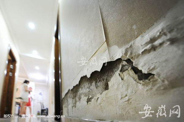 　　新房一年修了三次墻面滲水卻找不到漏水點(diǎn)