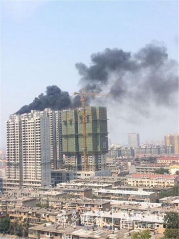 濟南在建高層華夏海龍地產(chǎn)失火 工人引燃防水材料